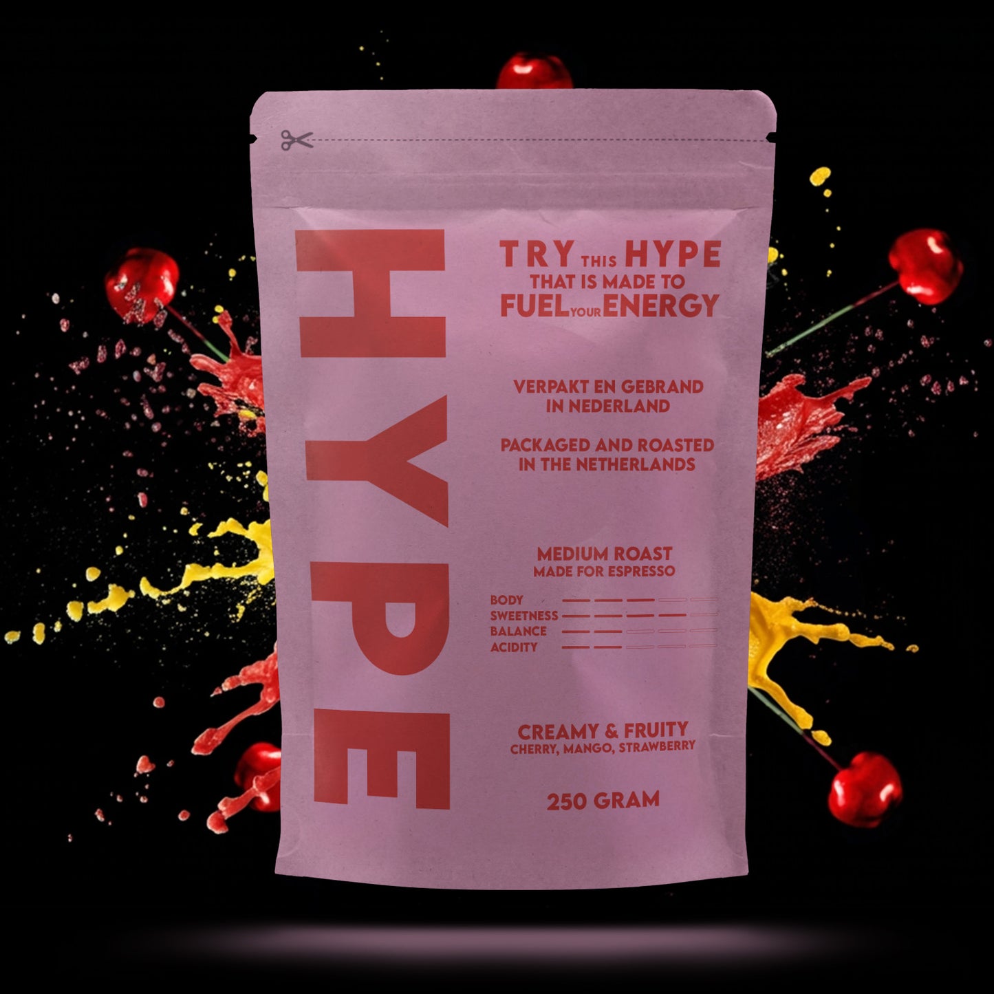 Roze koffiezak met grote rode tekst: "HYPE COFFEE", geplaatst tegen een achtergrond met spattend rood en geel sap en vliegende kersen.