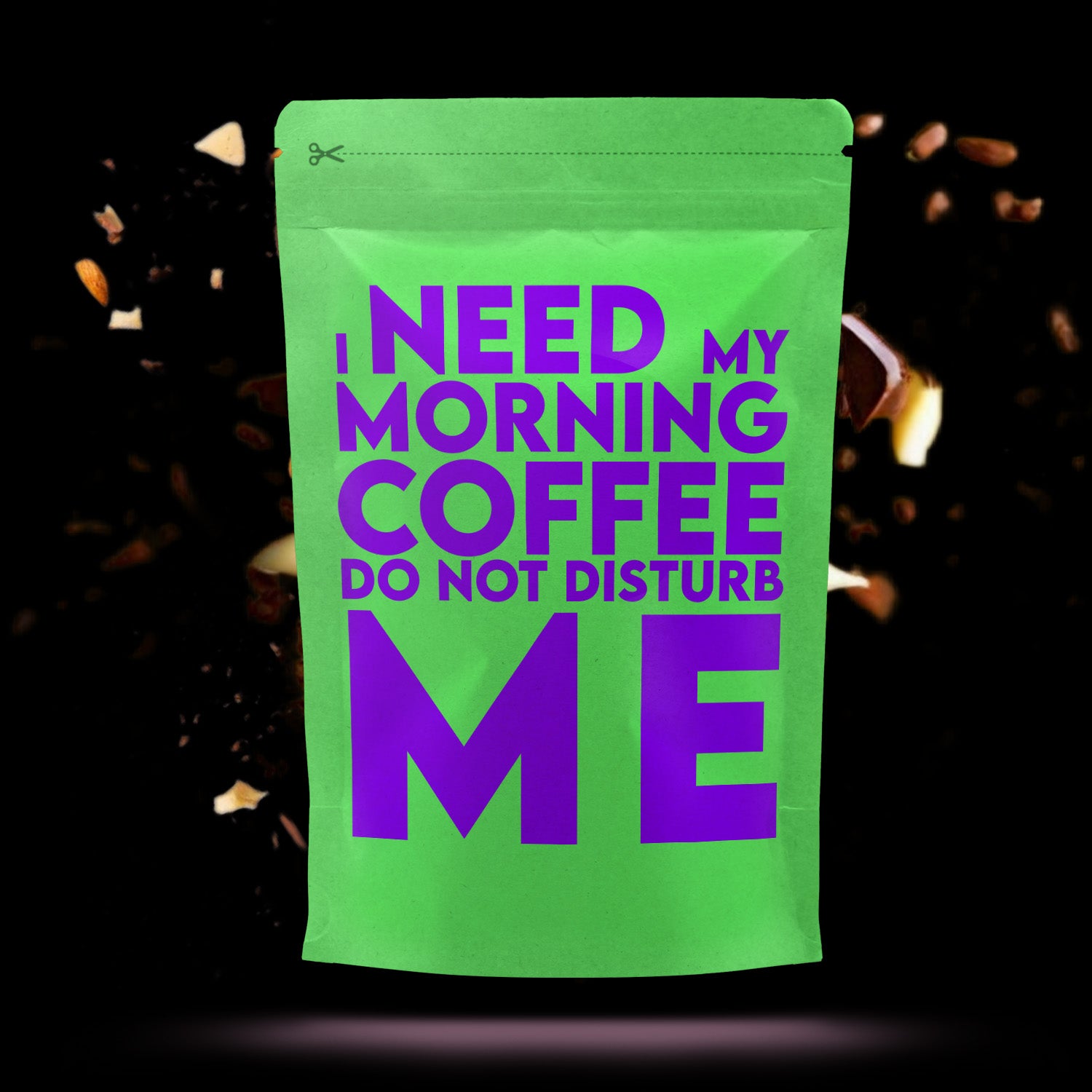 Felgroene koffiezak met paarse tekst waarop staat: "I need my morning coffee. Do not disturb me", tegen een donkere achtergrond met zwevende koffiestukjes.
